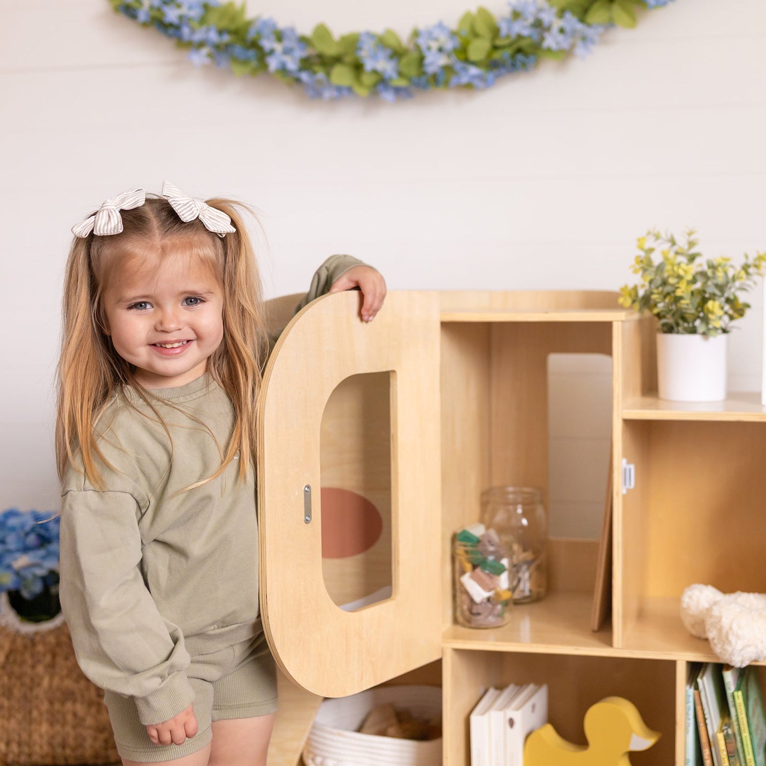 Montessori Bookshelf with Elephant Shape